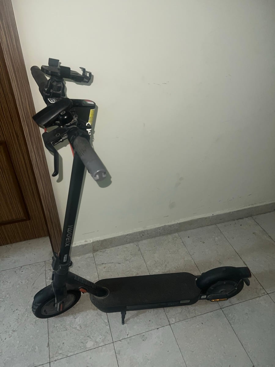Xiaomi Mi 4 Pro (2nd Gen) Electric Scooter - Image 1