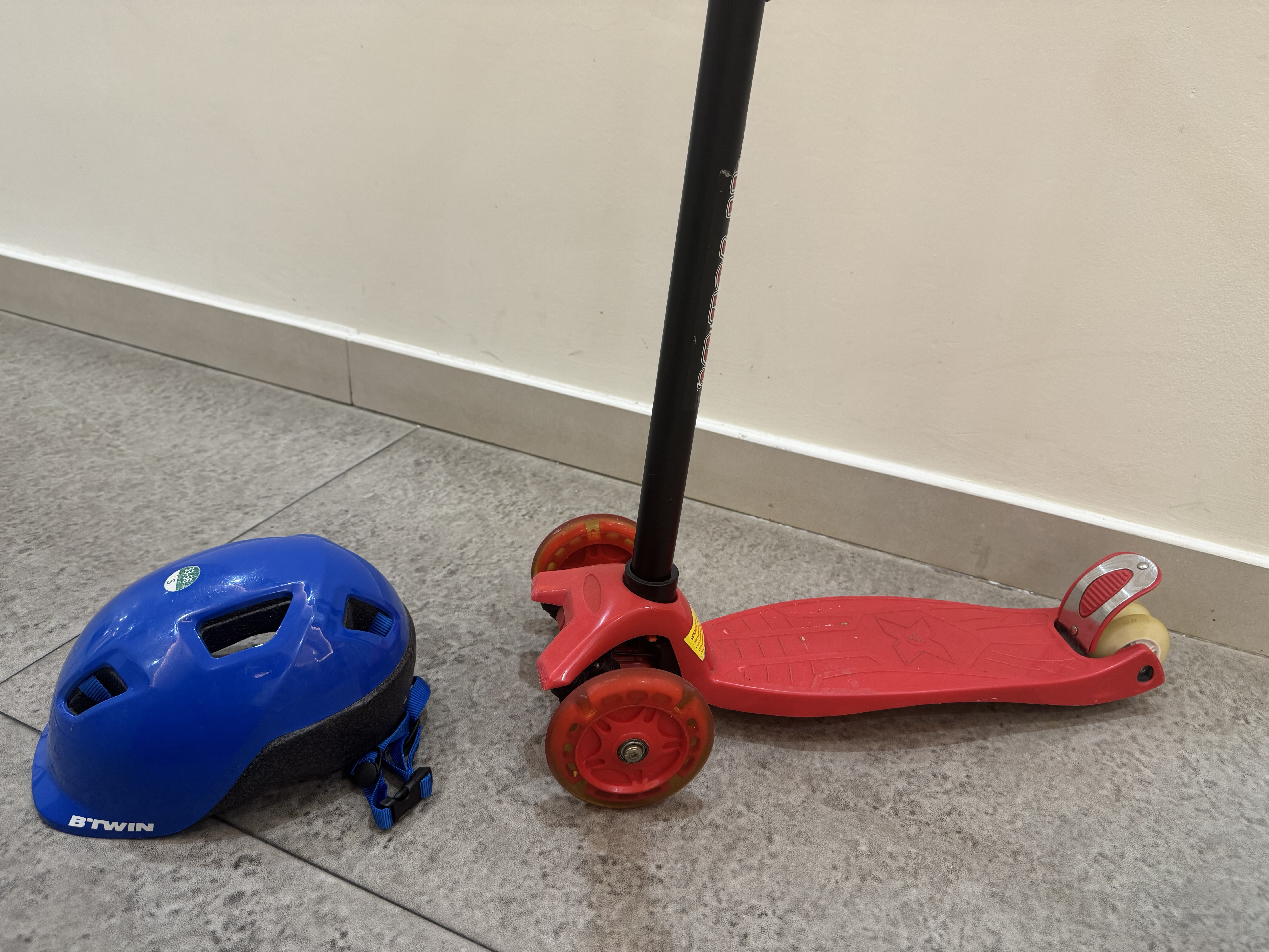 Scooter & helmet  - Image 3