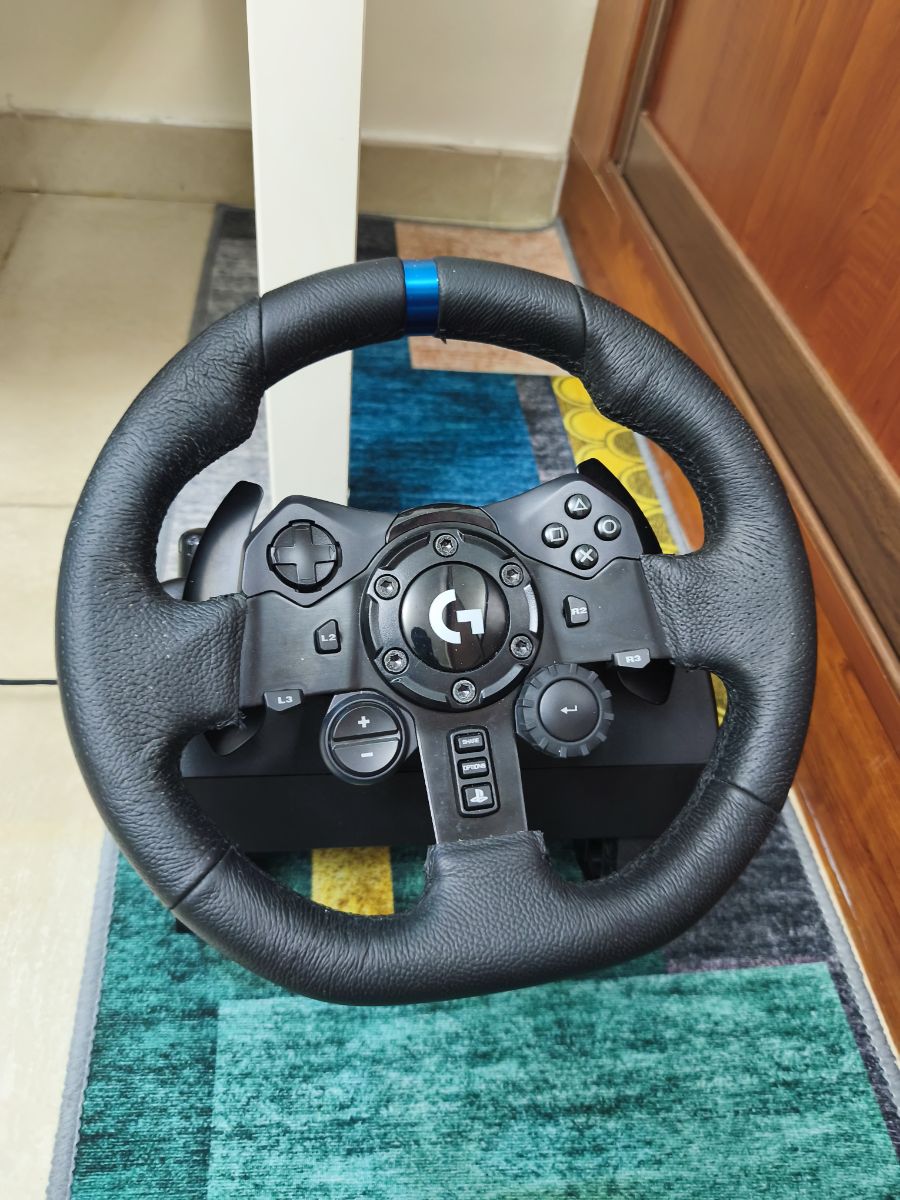 Logitech G923 Racing Sim Wheel with Pedals. - Image 2