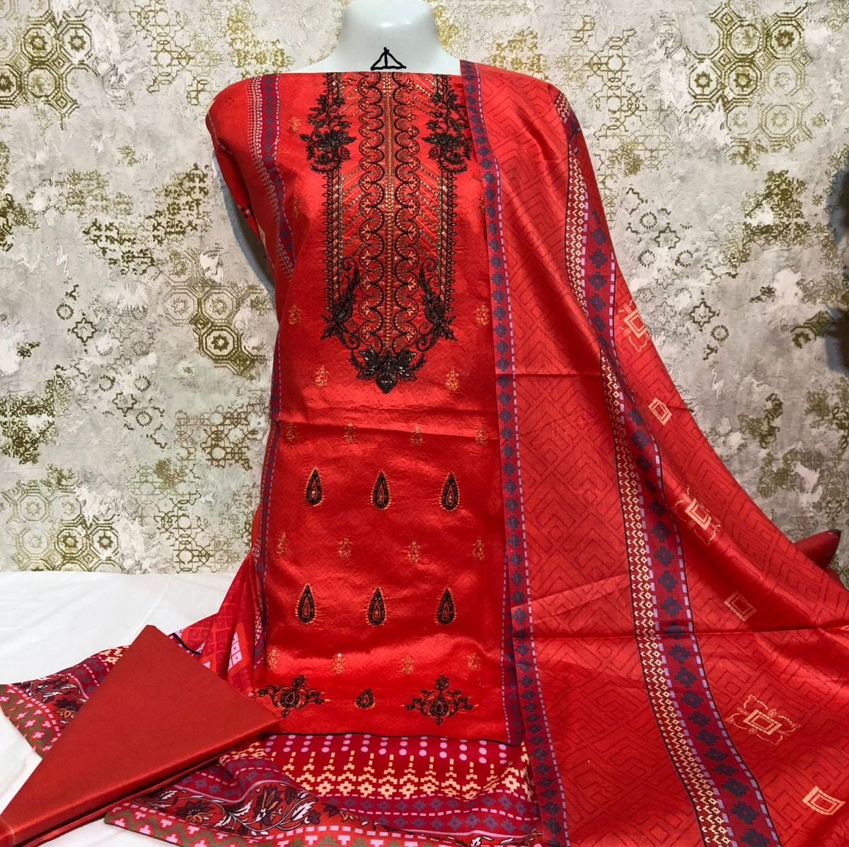 Lawn Branded Collection Outfit - Image 4