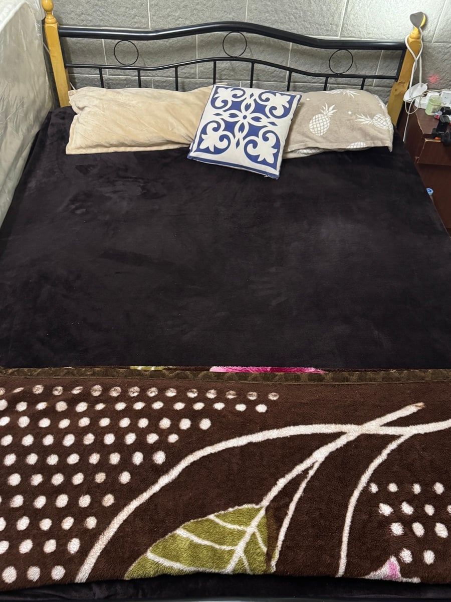Bed and mattress - Image 2