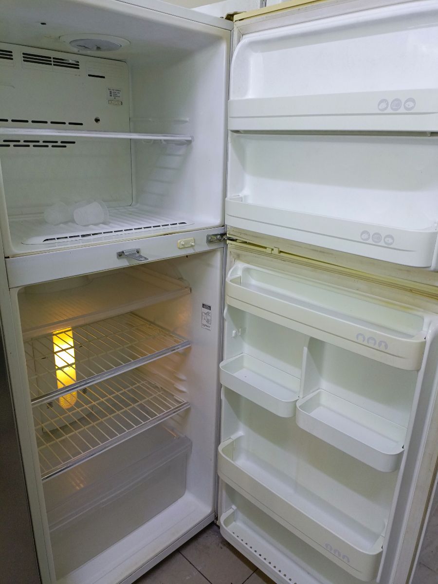 Lg refrigerator - Image 2