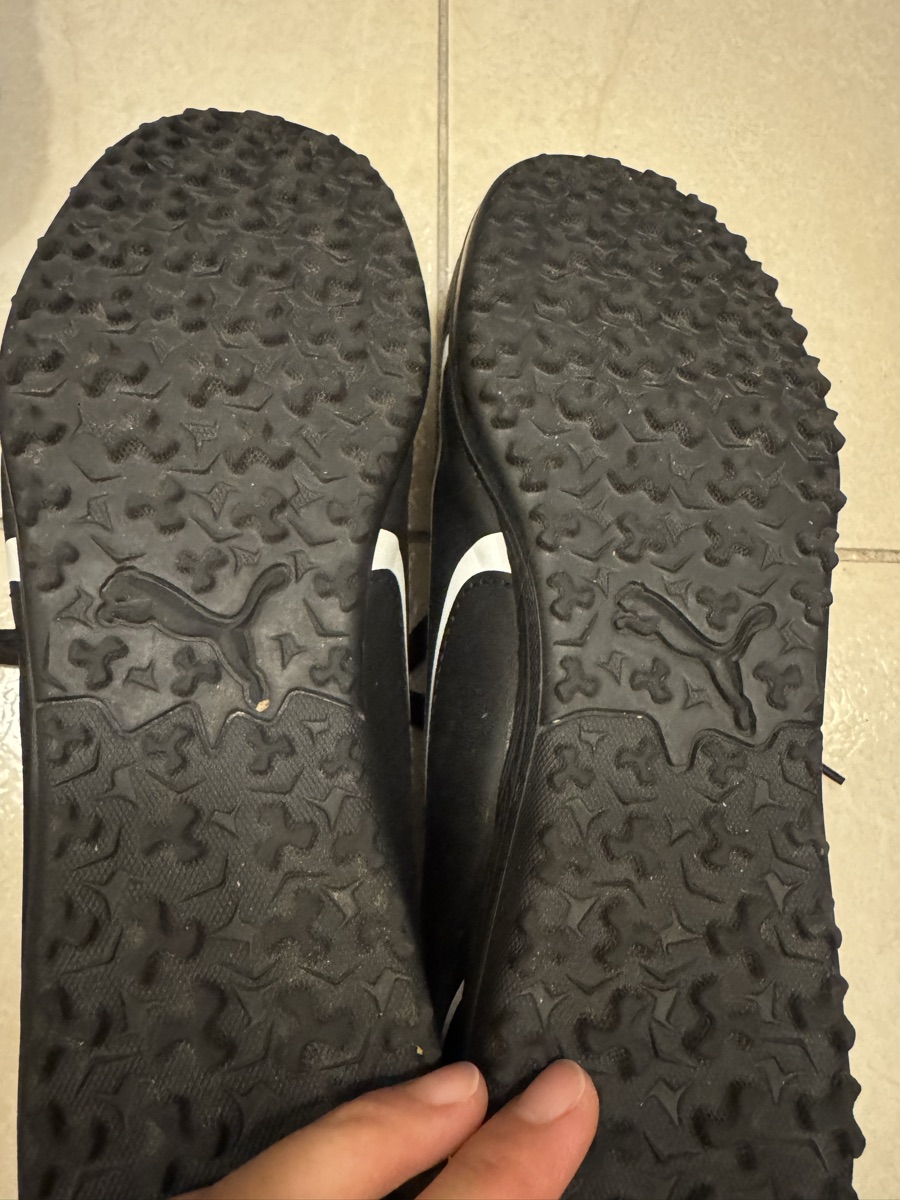 Football shoes and thin pads - Image 3