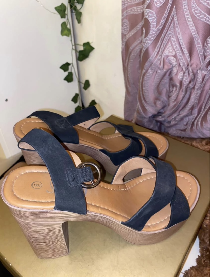 PRE-LOVED SHOES - Image 1