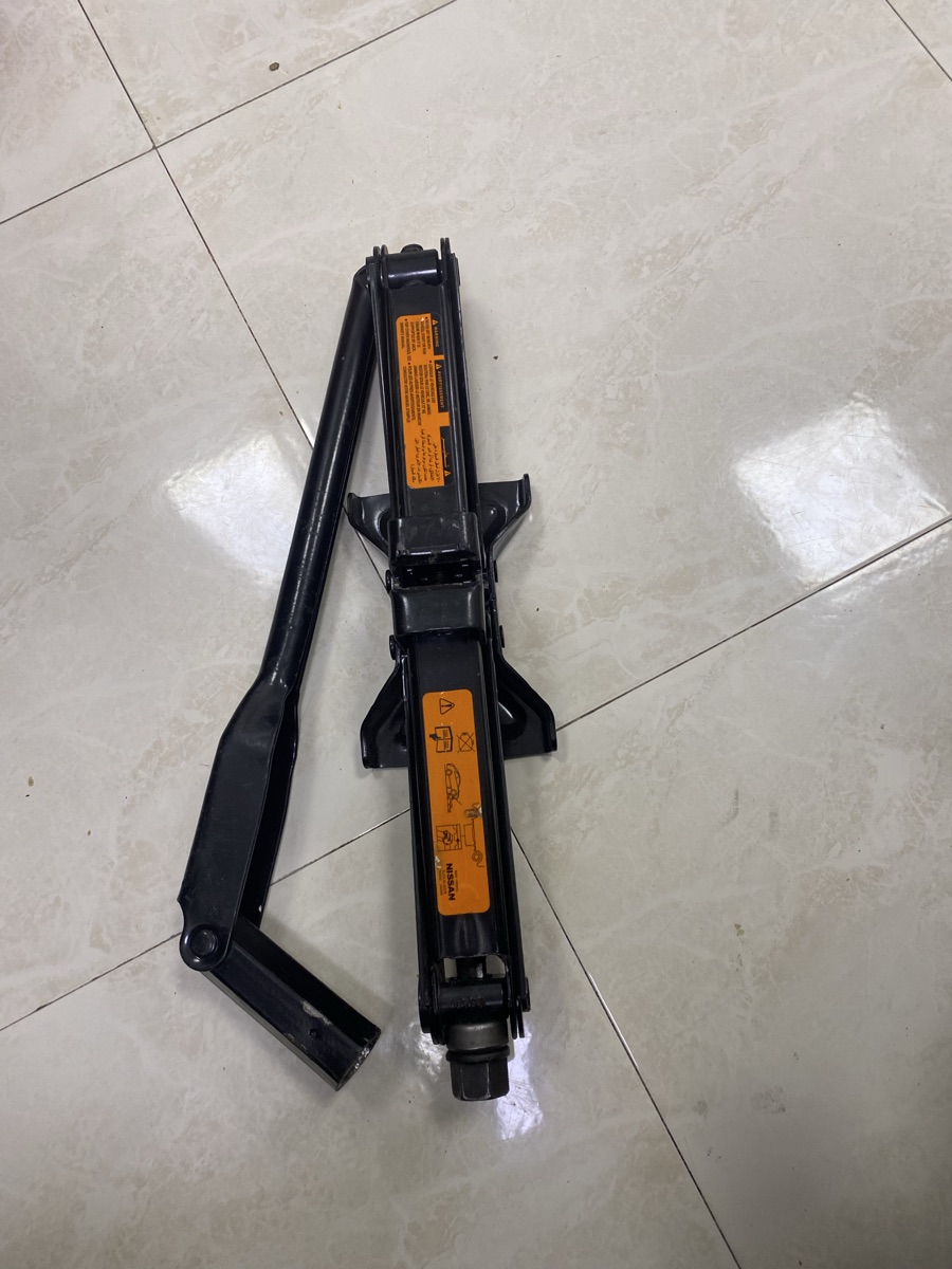 Original Nissan jack - Image 2