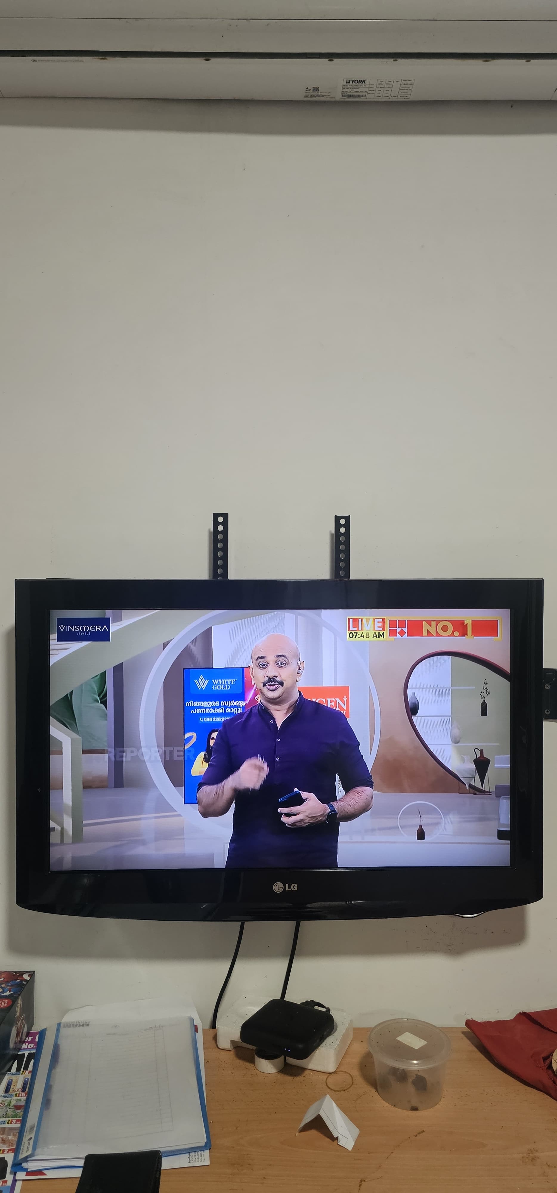 32 inch LG Tv - Image 1