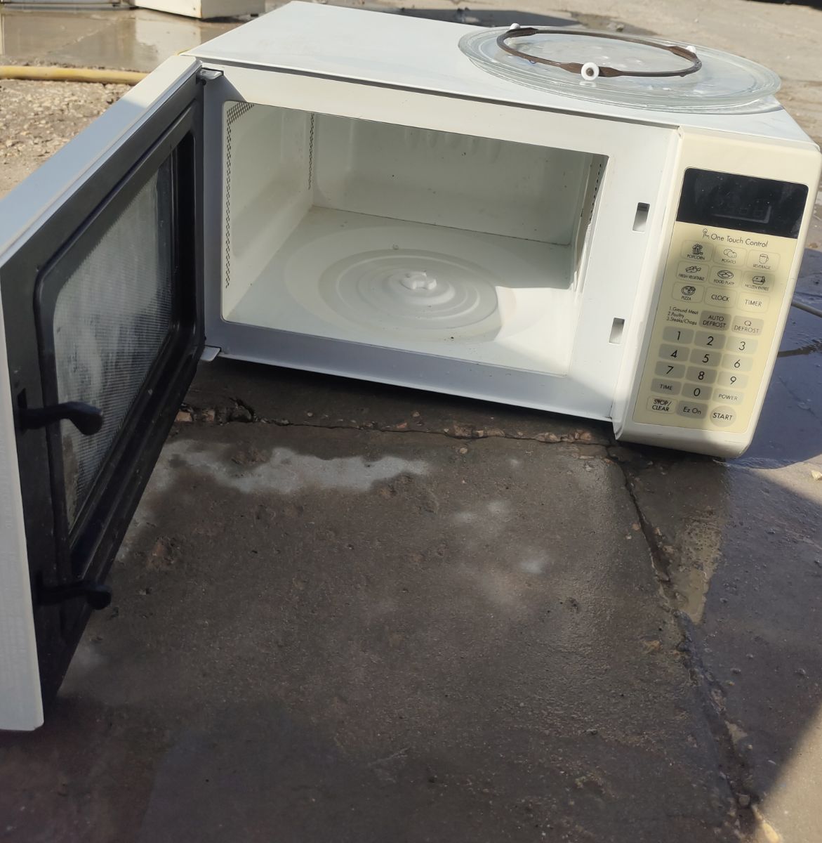 Lg microwave - Image 2