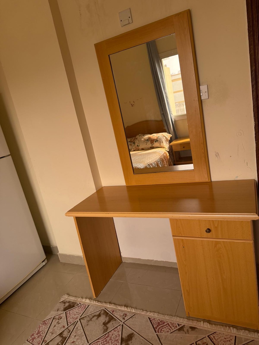Bed with Mattress, Nightstand & Dresser – For Sale! للبيع: سرير مع مرتبة، كومودينو وتسريحة - Image 3