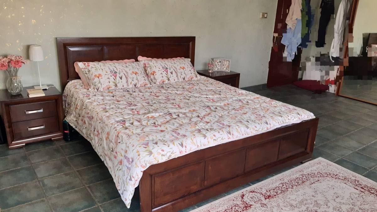 bed and 2 nightstands - Image 2