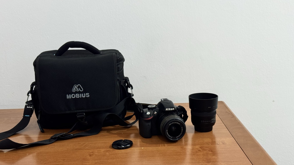 Nikon D3200 DSLR Camera with 18-55mm lens and 50mm prime lens including carry bag - Image 1