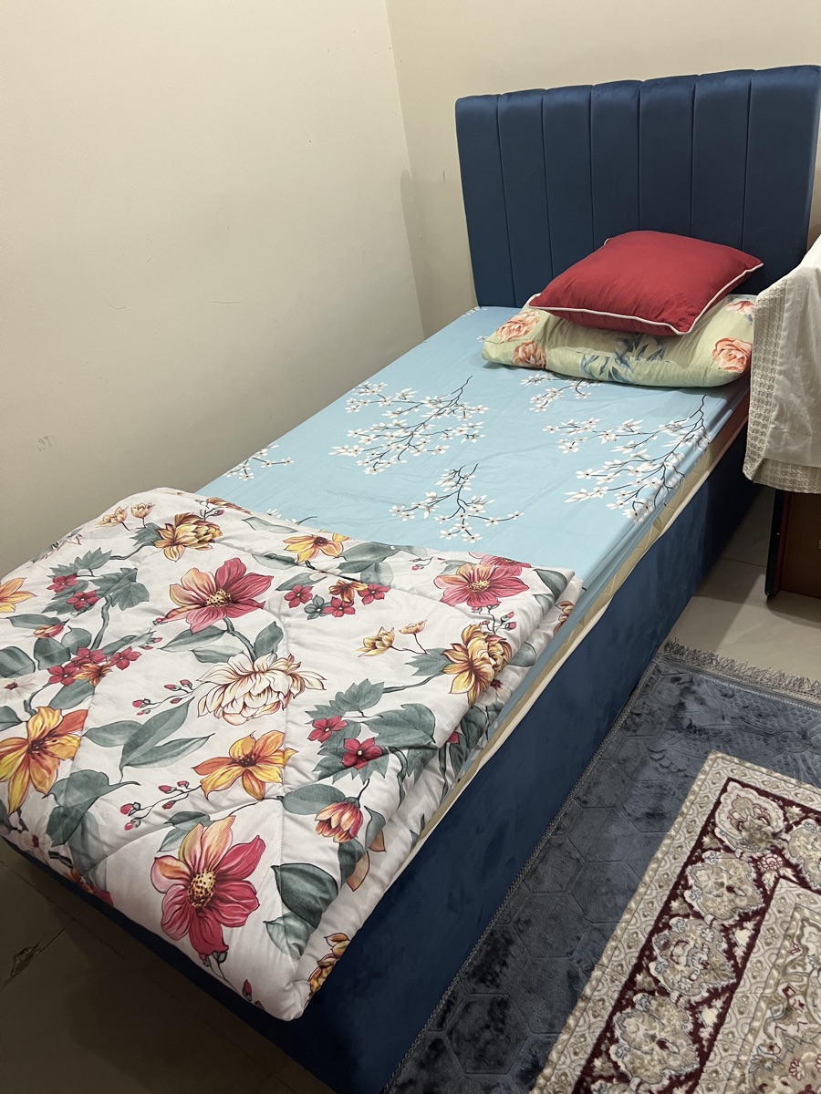 Box bed with medical mattress - Image 1