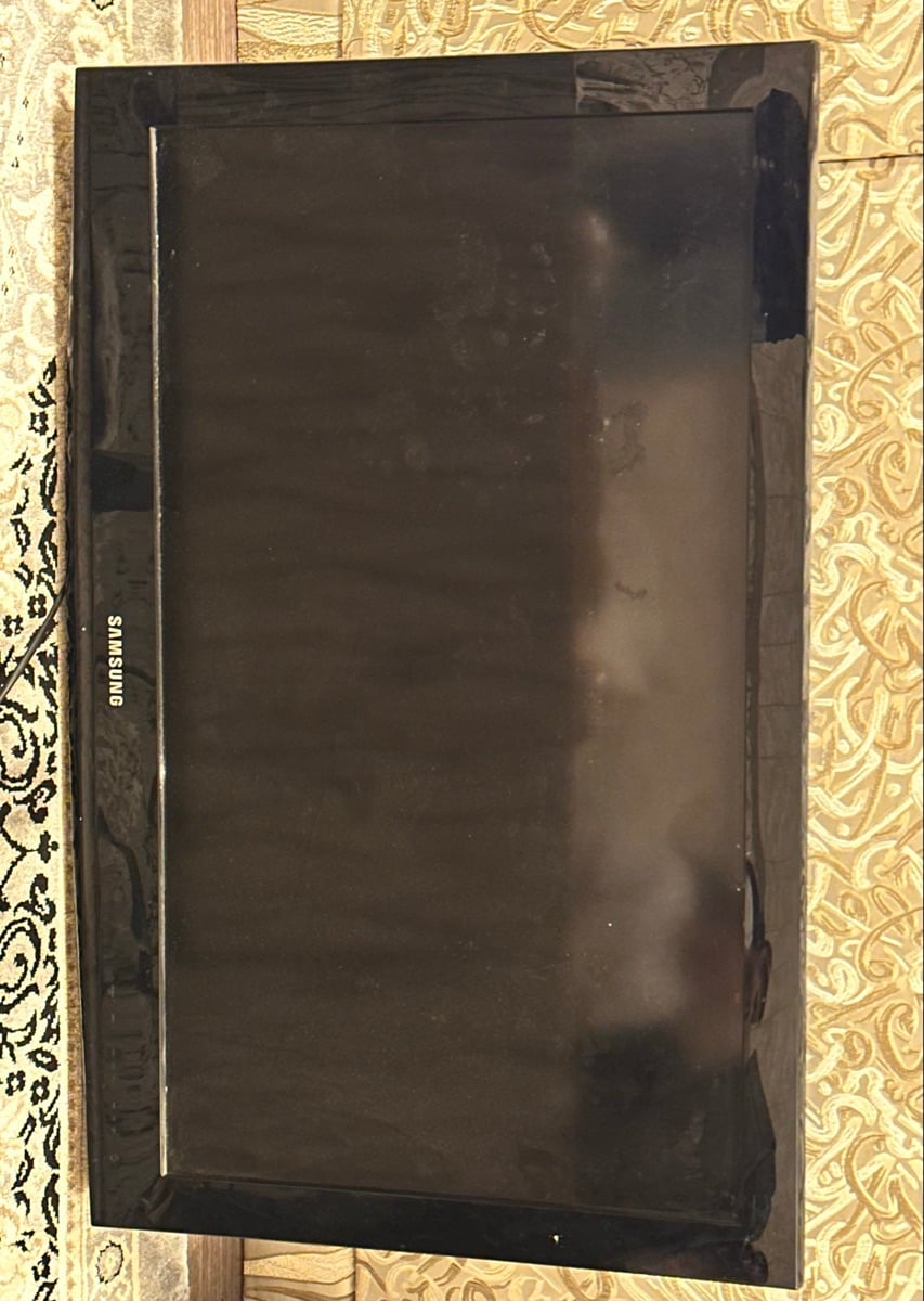 Samsung Model : LA32E420E2R TV - Image 2