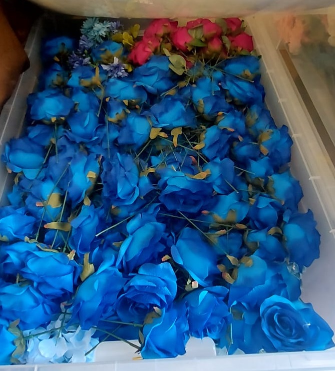 FOR SALE - DECOR ITEM SETS (NEW) & FLOWERS (USED) AS PER THE PICTURE - Image 9