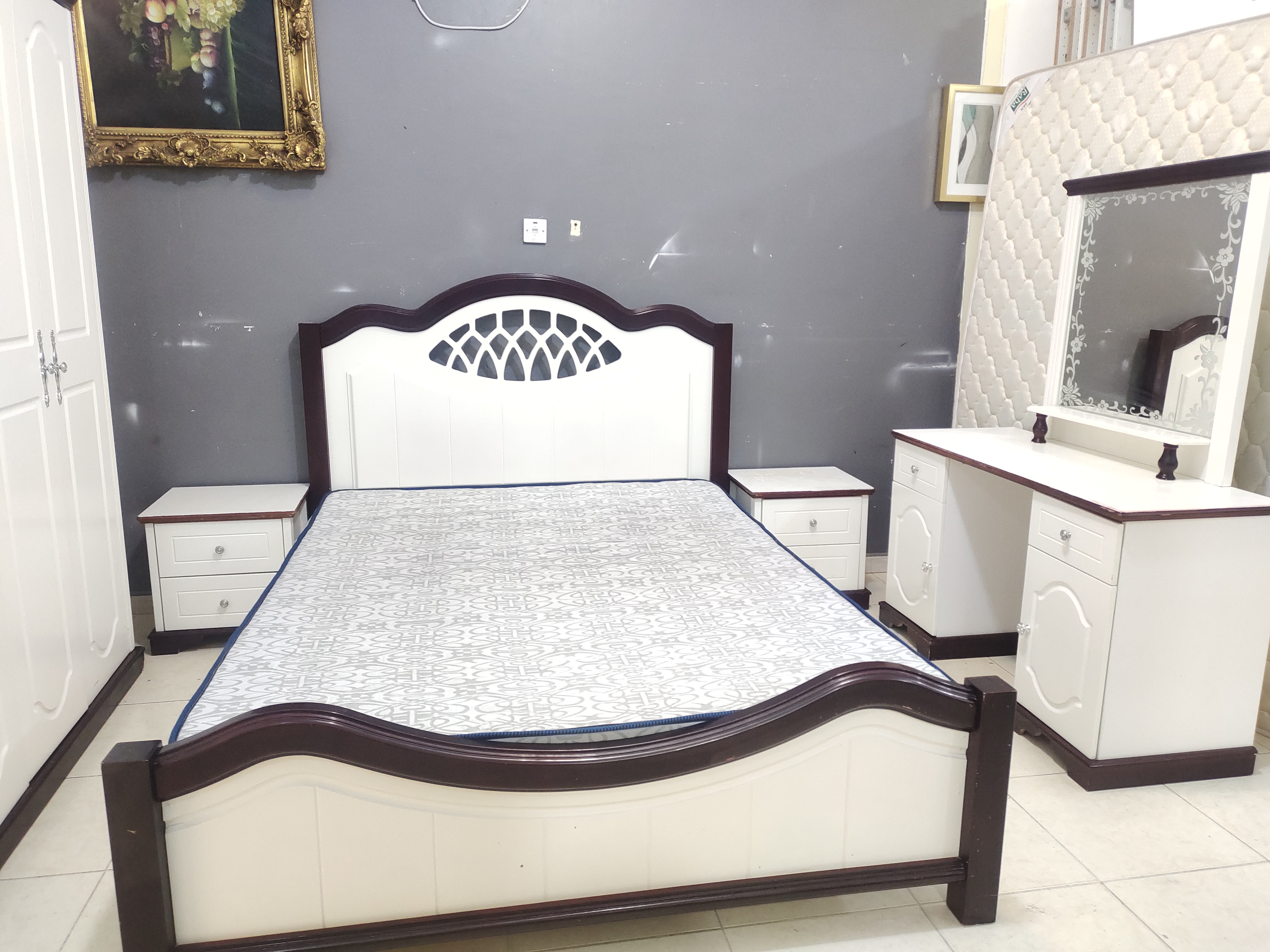 Queen size bedroom set for sale - Image 1