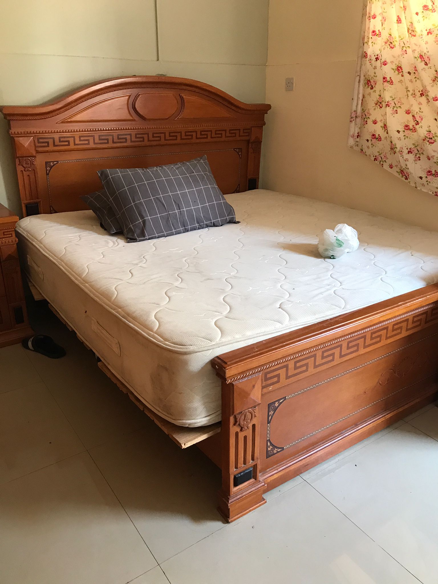 Used king size cot and mattress - Image 1