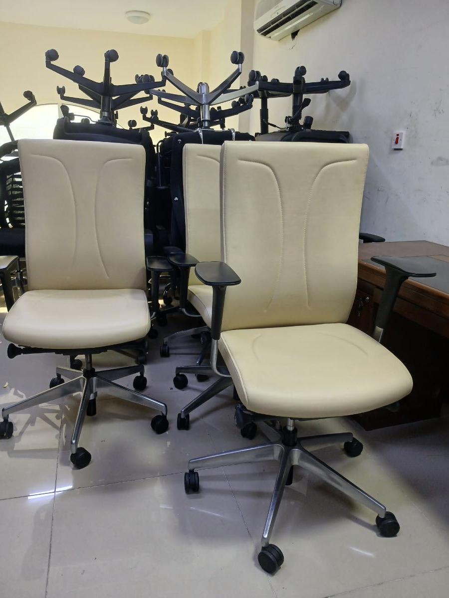 Used office desk and chair buy sell in Qatar Whatsapp link -https://wa.me/97455157083 - Image 11