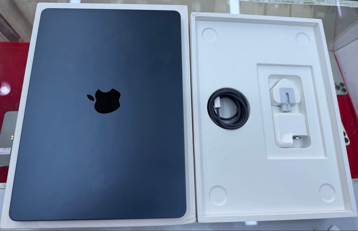 MackBook Air M3 - 13” 512GB SSD - Image 1