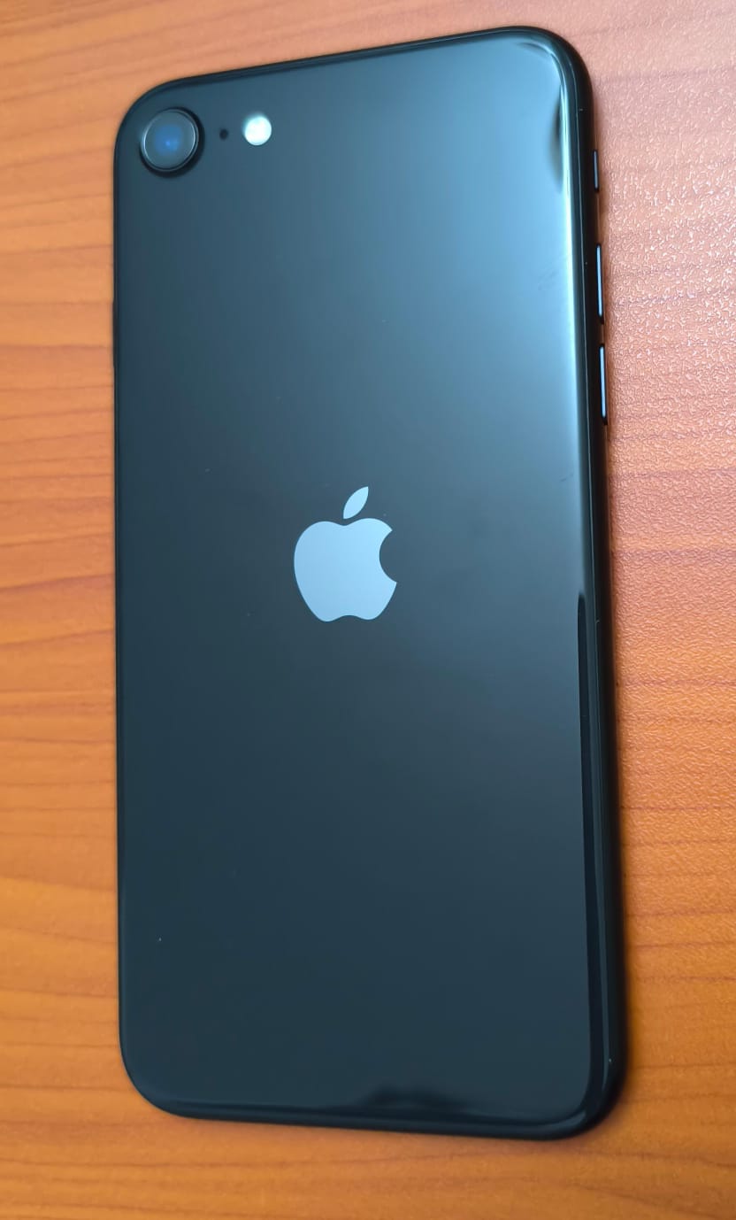 iPhone SE 128GB 2nd Generation as it is, sim locked, 92% battery health , all other functions working - Image 7