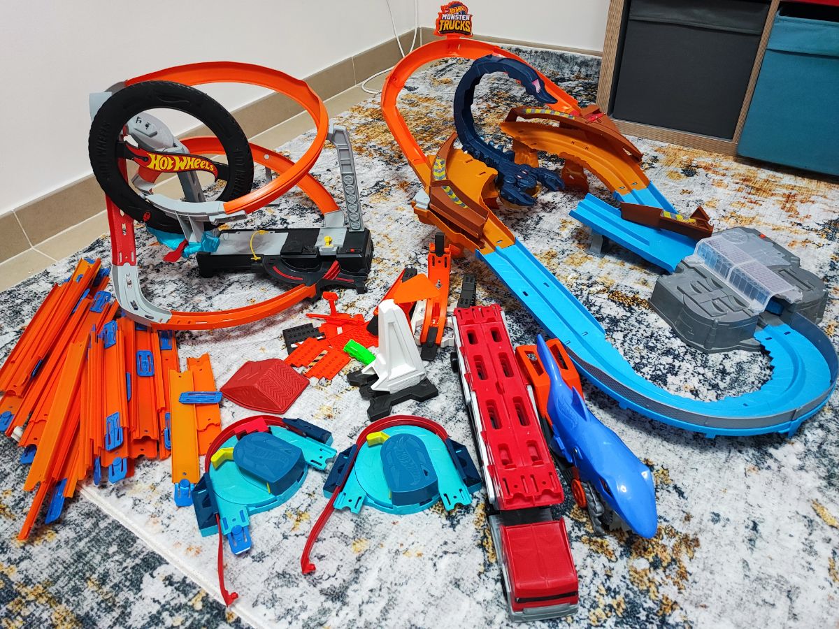 Hot Wheels Bundle - circuits, trucks & track! - Image 1