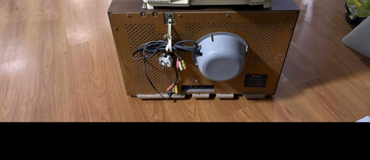 Vintage HITACHI CMT2090 TV - Image 2