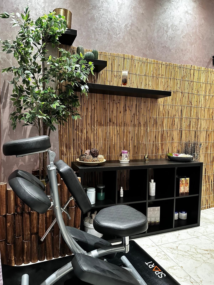 Salon Furnitures, equipment & products for sale أثاث ومعدات ومنتجات صالون للبيع - Image 16