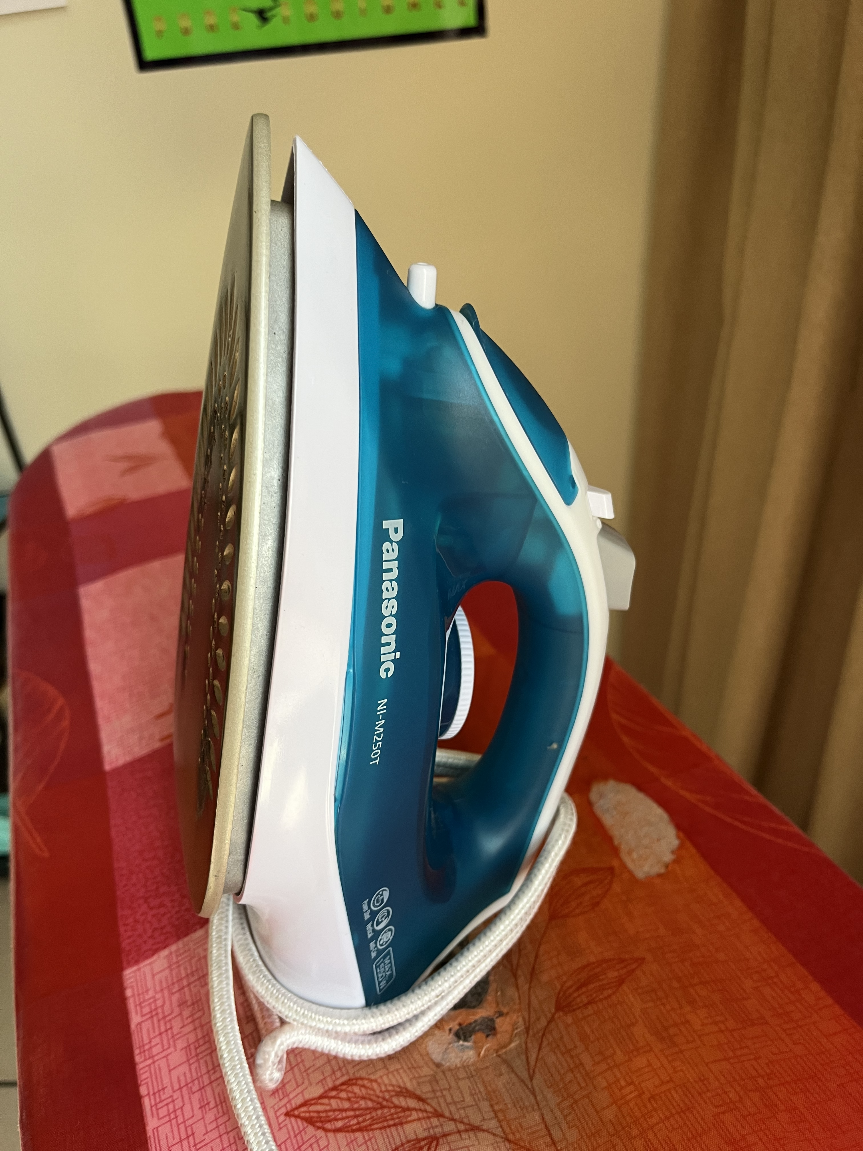 Steam iron and board  - Image 2