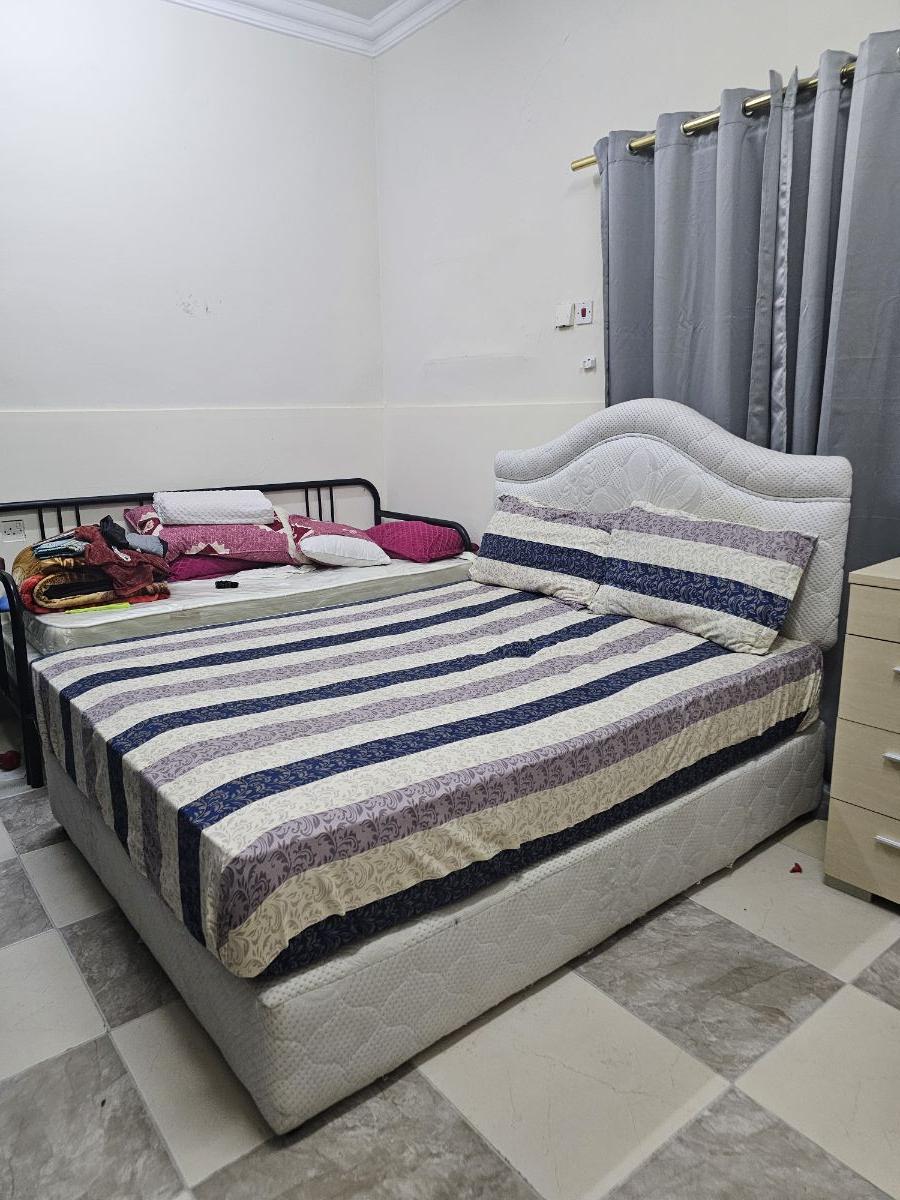 Upholstered Platform Bed (150 cm Width) with Queen Size Premium Mattress – Excellent Condition! - Image 2