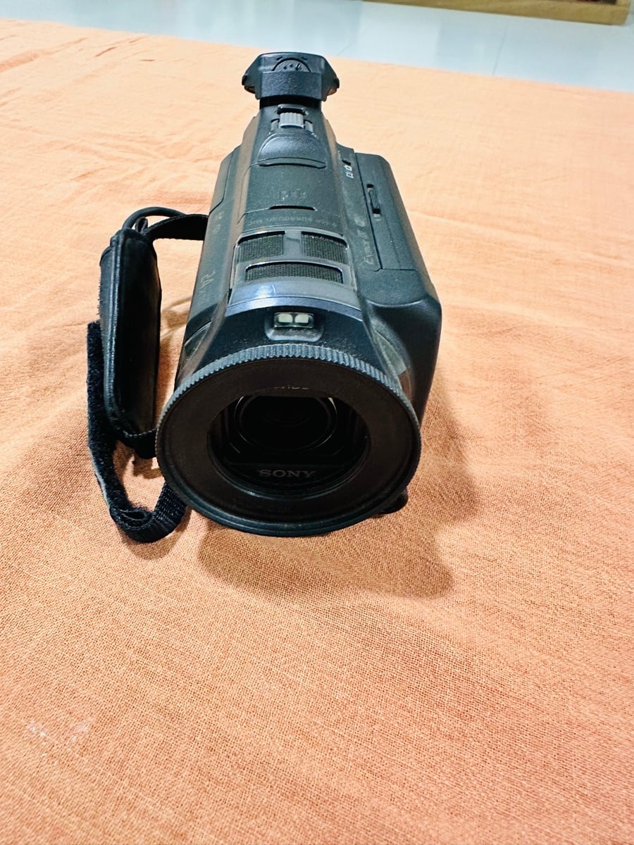 Sony Handycam with Projector - Image 5