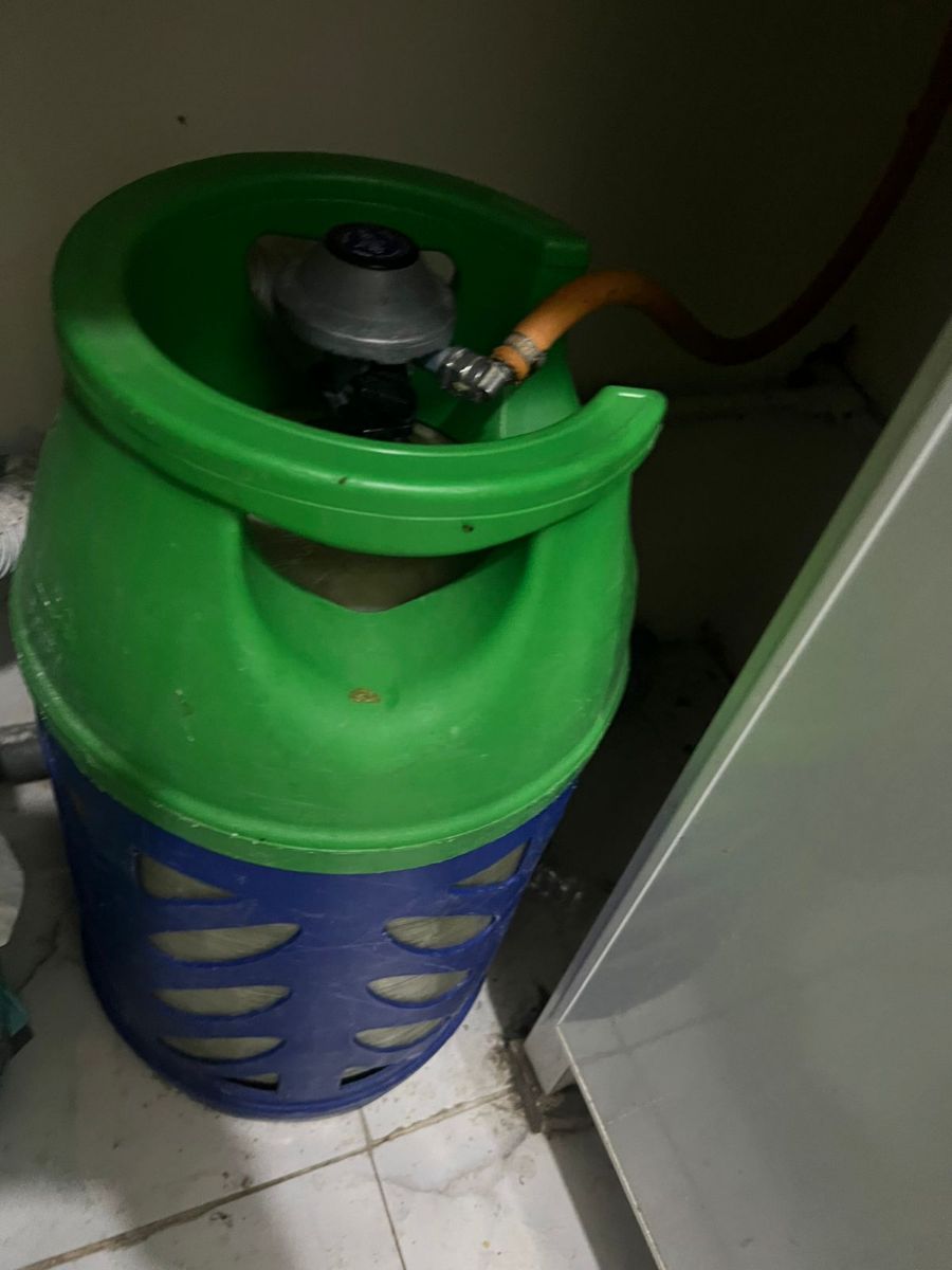 Bed and gas stove and all set inculding regulator - Image 1