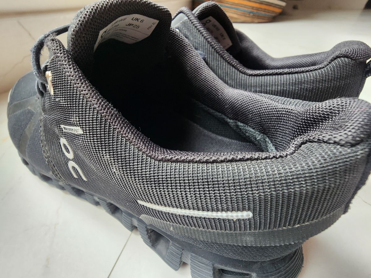 "On" boys trainers in good condition 450 QR - Image 5