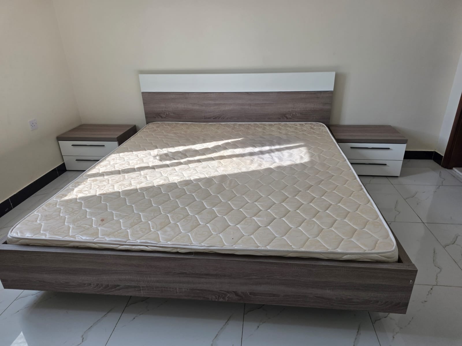 Bed king size for urgent sell - Image 1