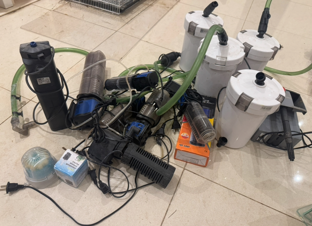 Aquarium and accessories for sale - Image 4