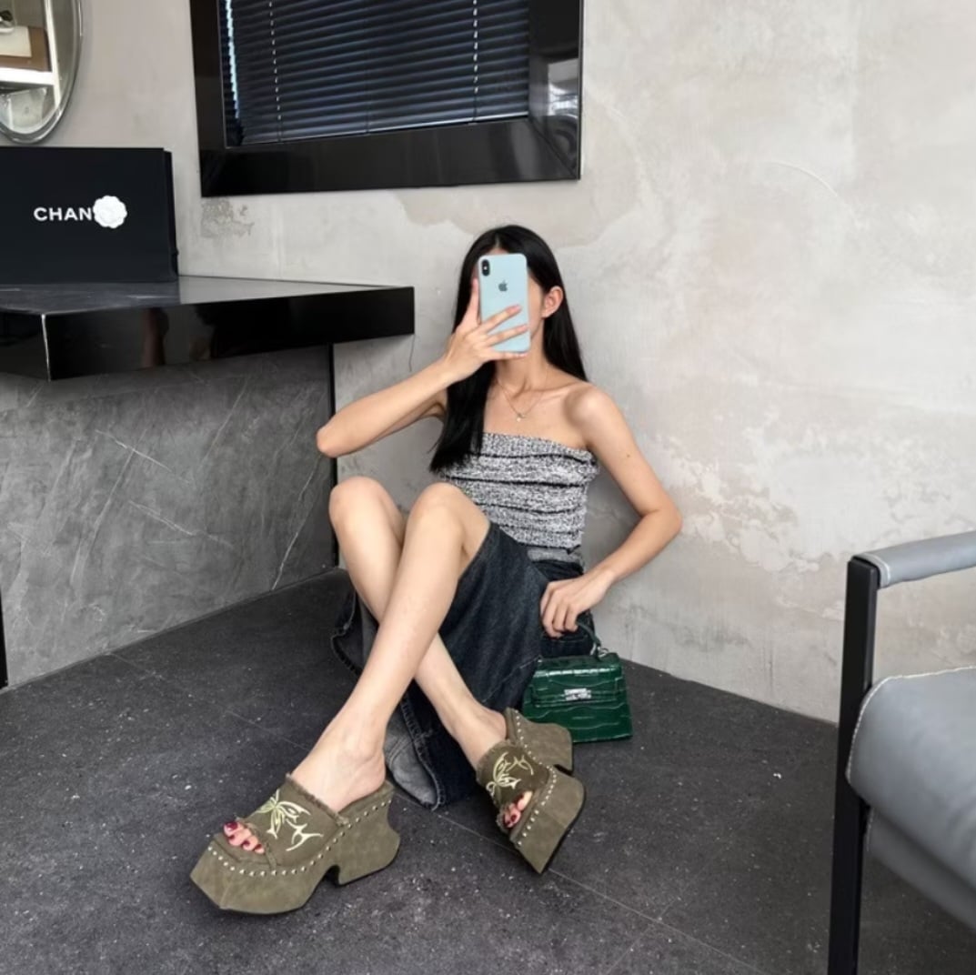 Decluttering stylish sandals  - Image 4
