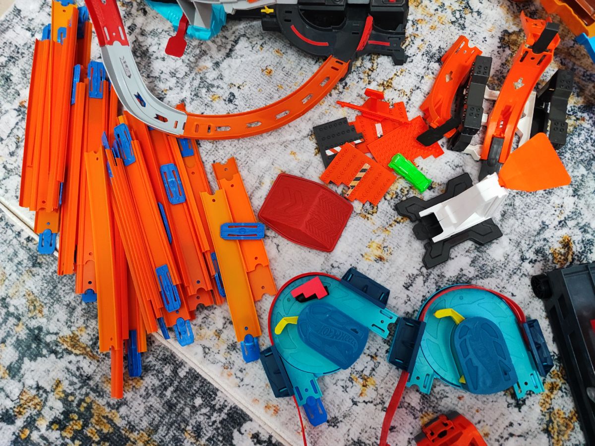 Hot Wheels Bundle - circuits, trucks & track! - Image 4