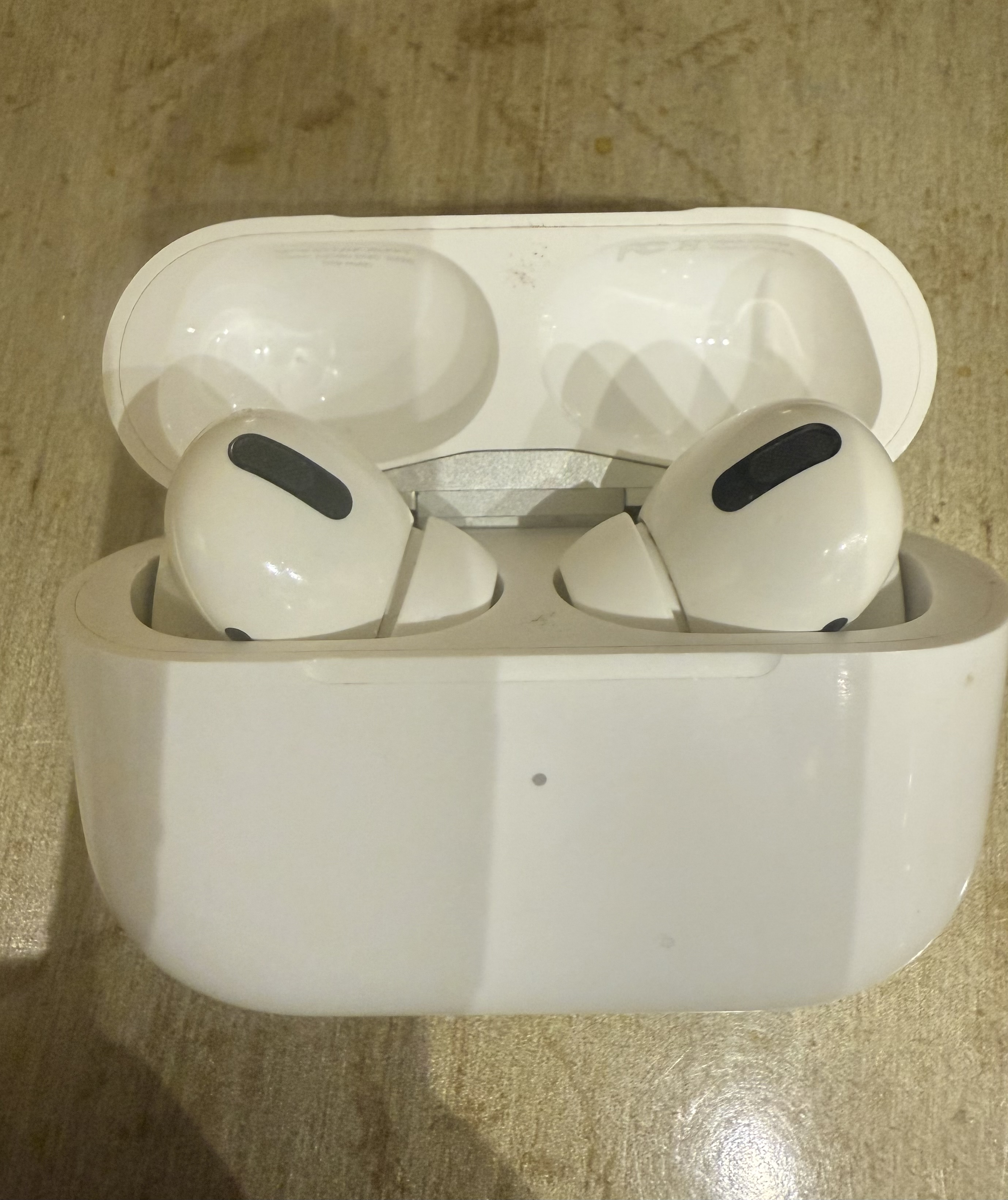 ORIGINAL APPLE AIRPODS 1st Generation  - Image 2