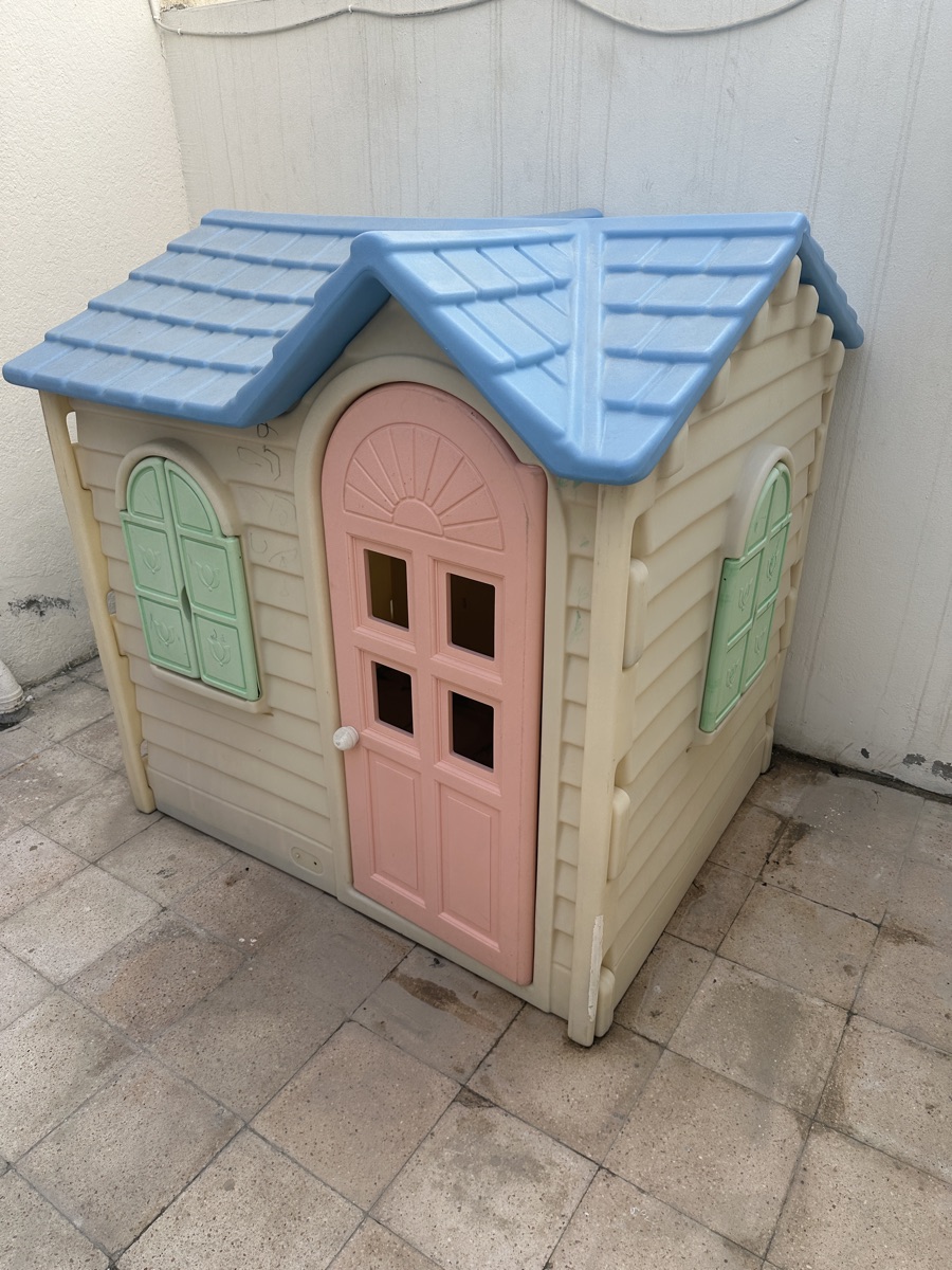 Kids play house - Image 1