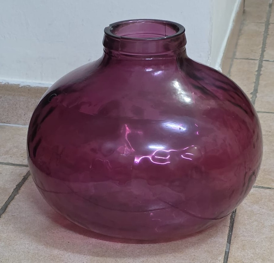 ? Glossy Round Vase with Faux Flowers – For Sale Elegant deep-maroon - Image 1
