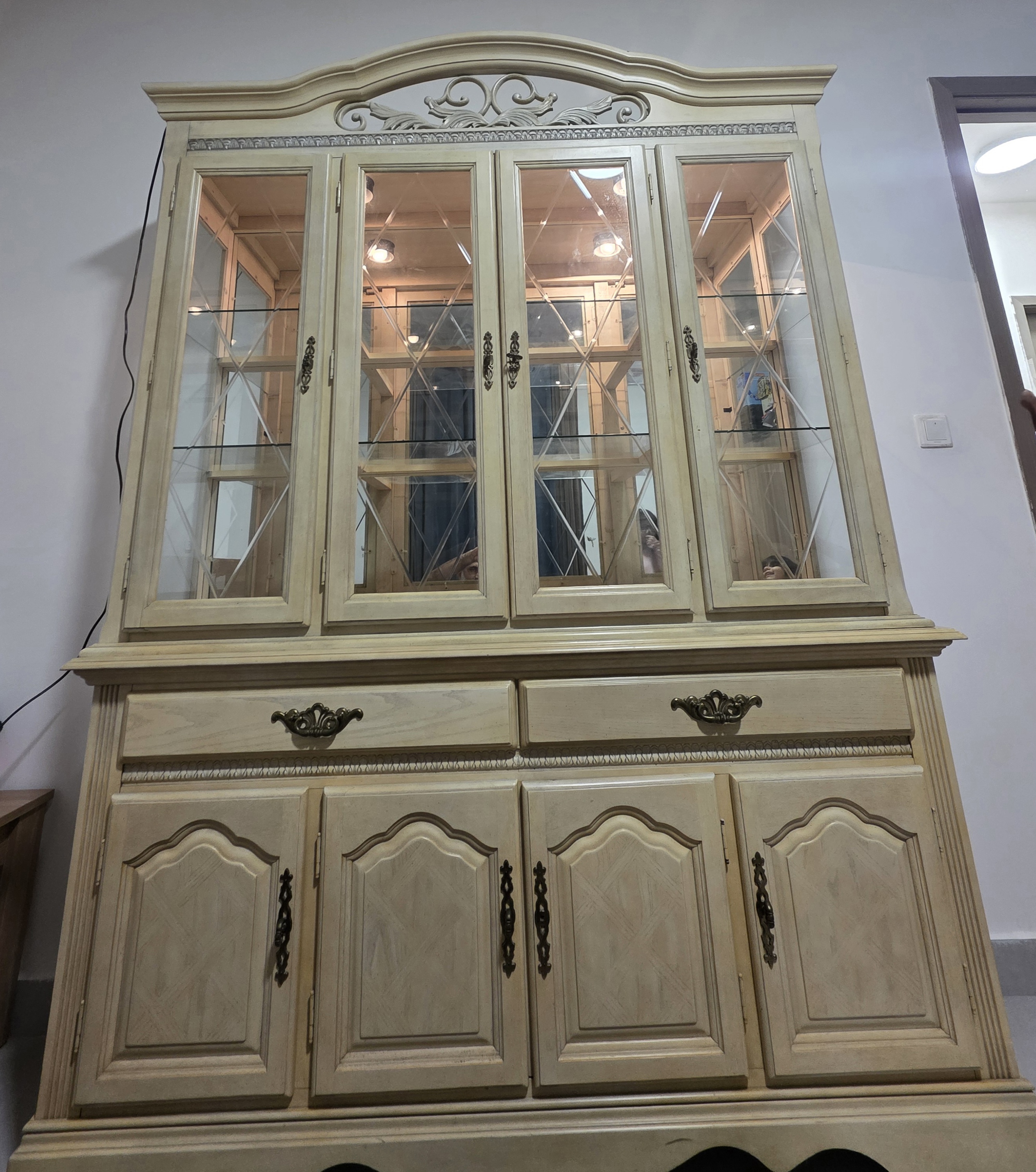 Excellent Wooden display cabinet for urgent sale - Image 5
