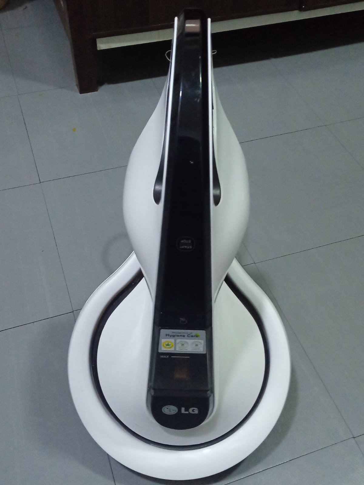 LG Vacuum Cleaner (Bed Cleaner) VH9200DS – Excellent Condition! - Image 1