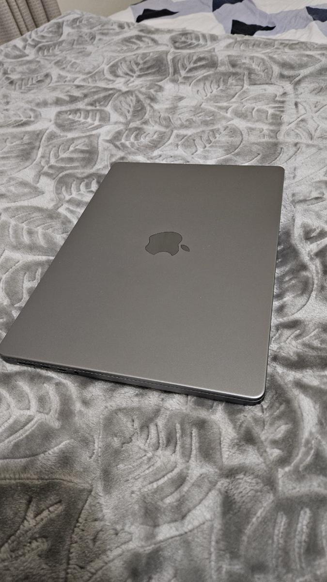 Macbook pro m3 1TB , 8g ram - Image 2