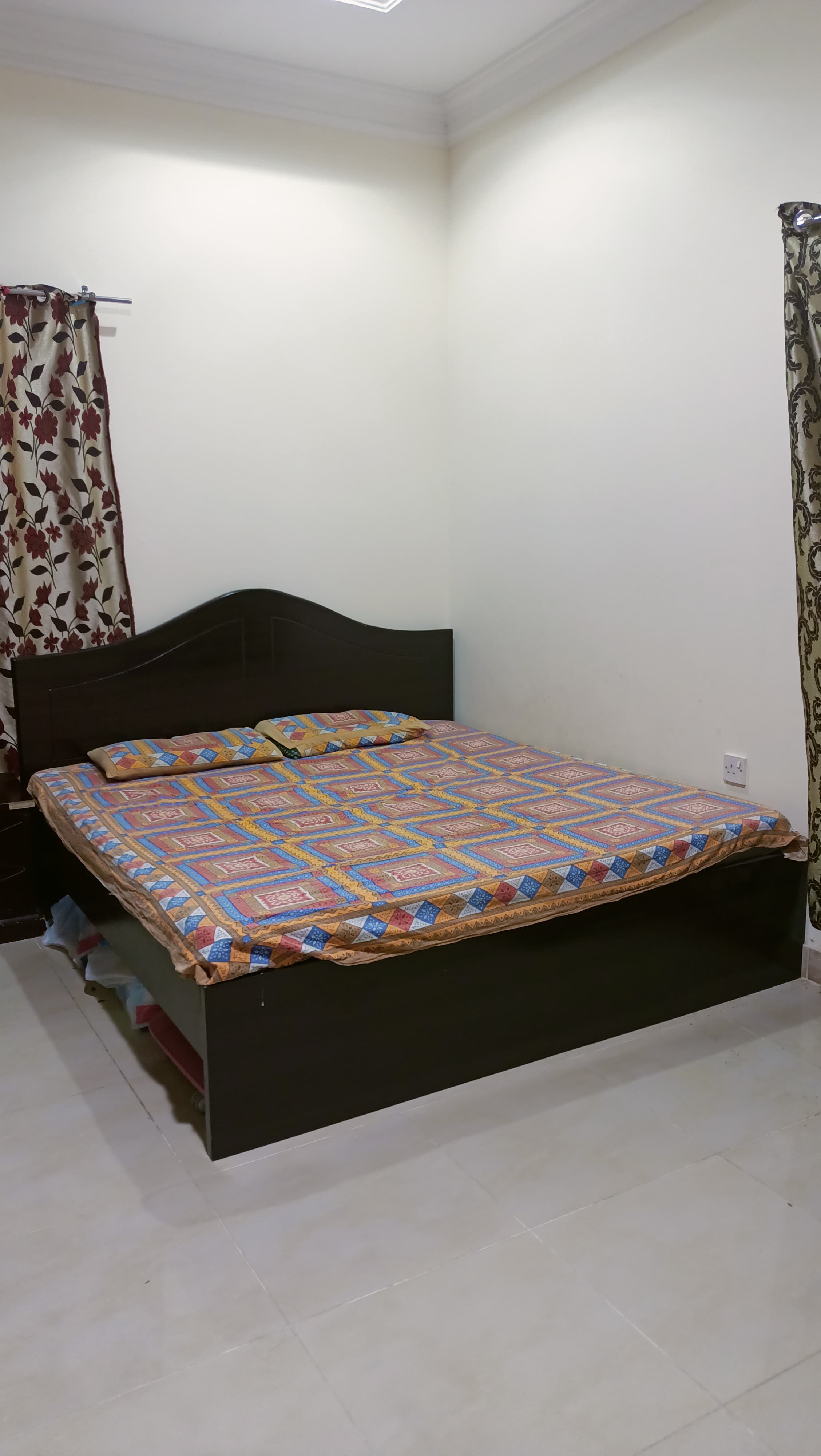 King size bed with mattress and 3 door set cupboard - Image 3