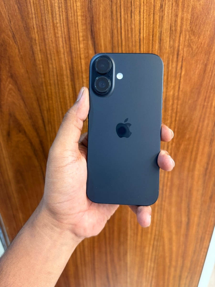 iPhone 16 black 128gb - Image 2