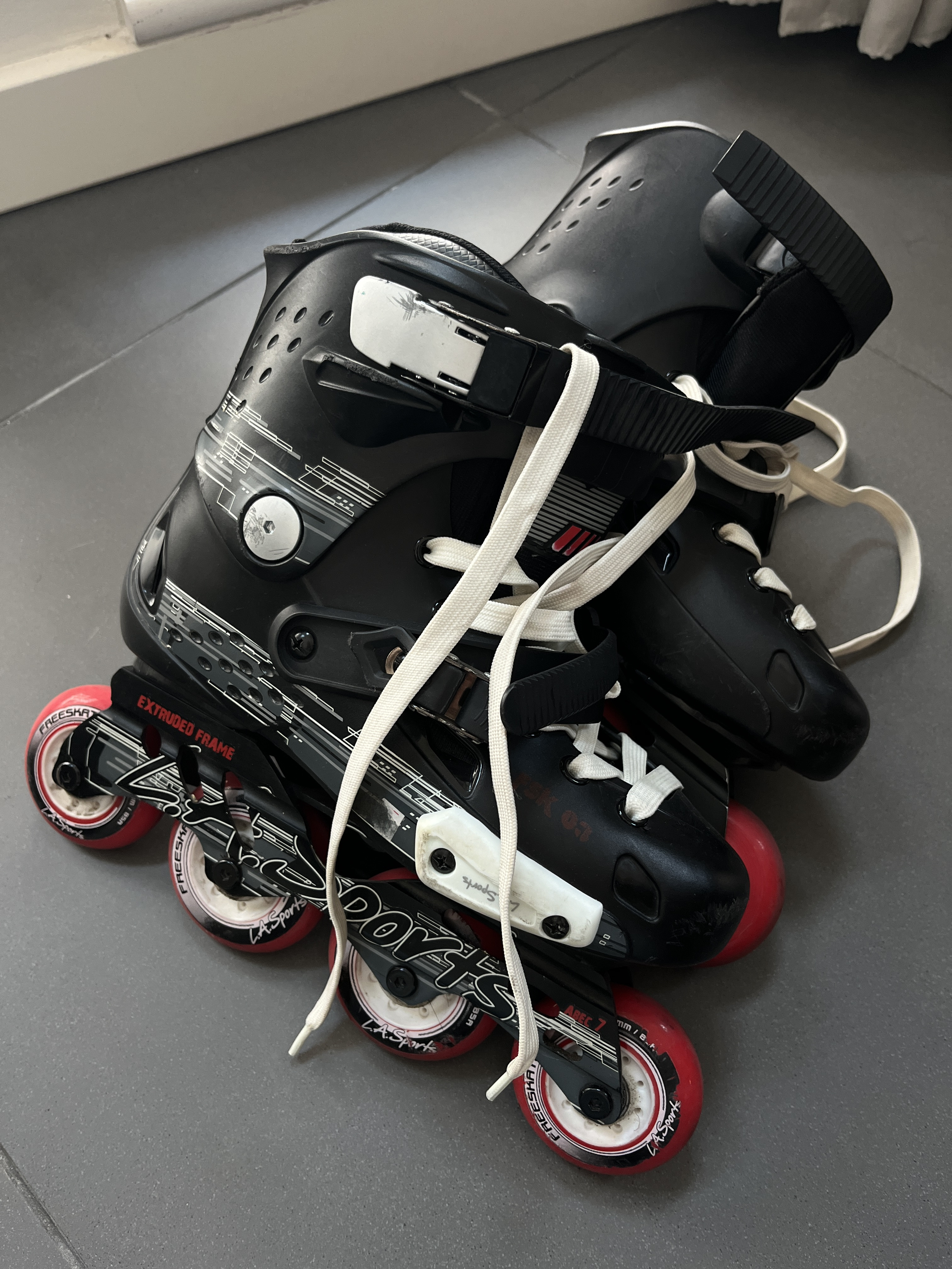 Roller Blade and safety gears - Image 2