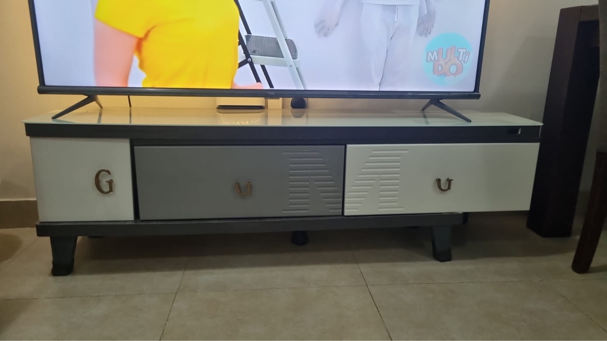 طقم كنب وطاولة تلفزيون بحالة جيدة - Image 3