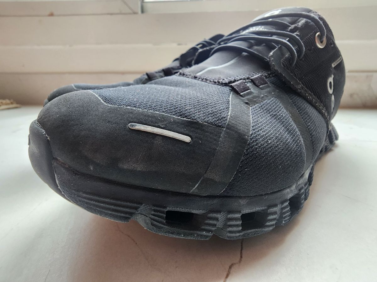 "On" boys trainers in good condition 450 QR - Image 6