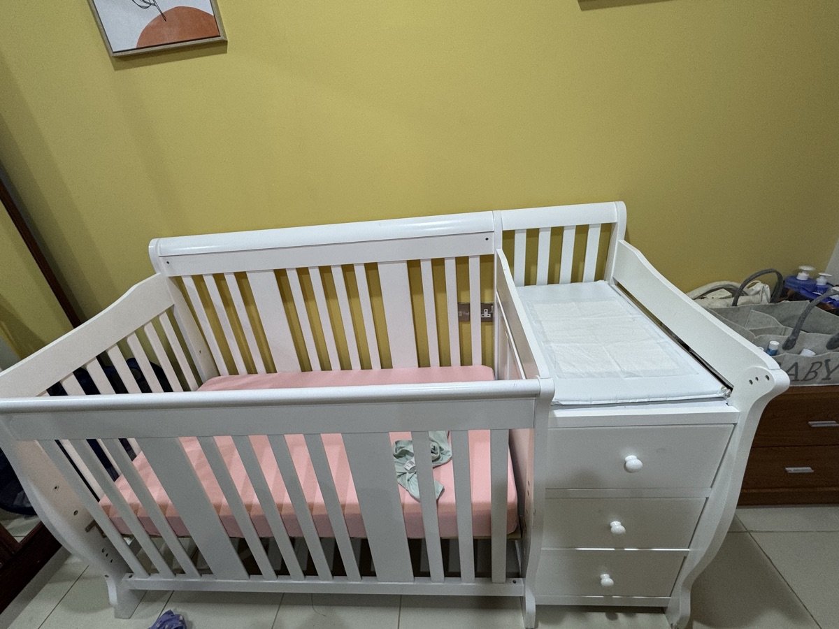Giggles Baby Cot with changing table - Image 3