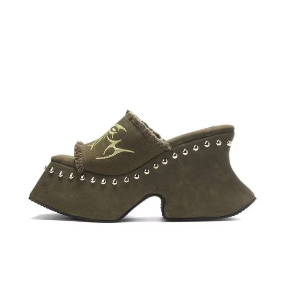 Decluttering stylish sandals - Image 1