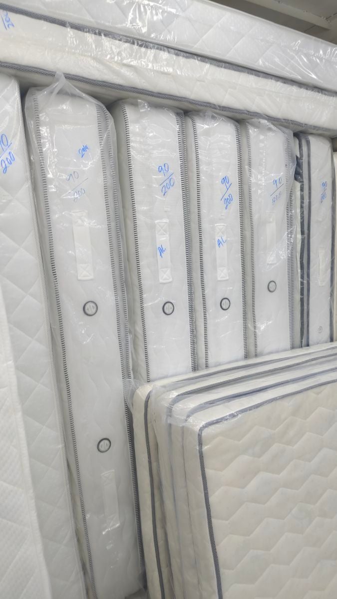 Bed and mattress - Image 3