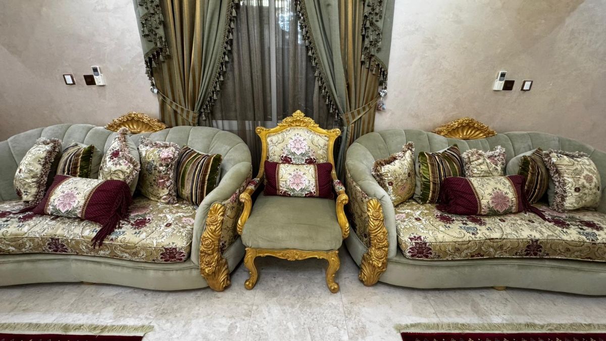 Sofas and chairs and tables - Image 5