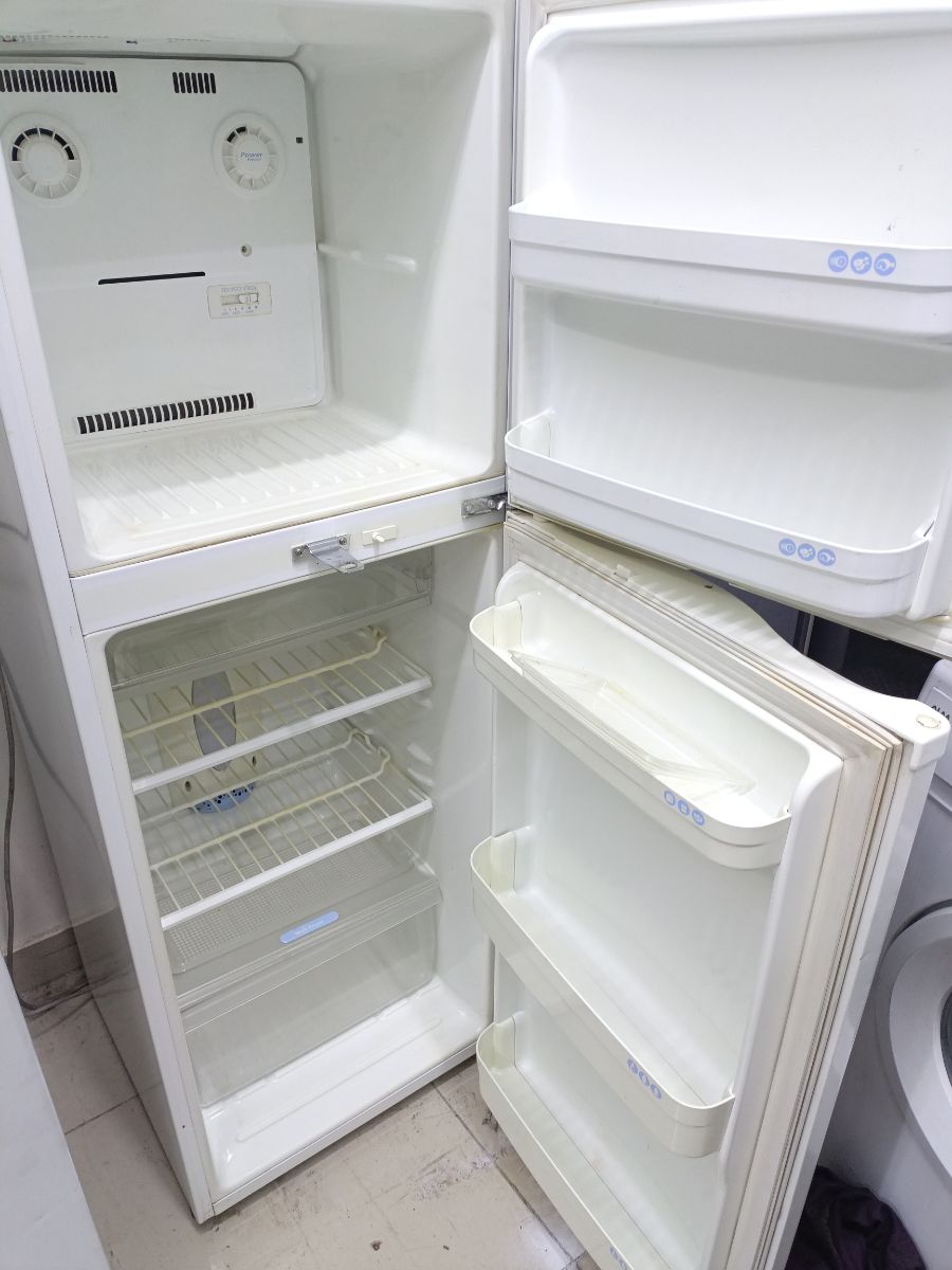 Lg refrigerator - Image 2